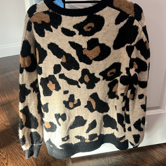 Doe& Rae Leopard Sweater. - Picture 2 of 4